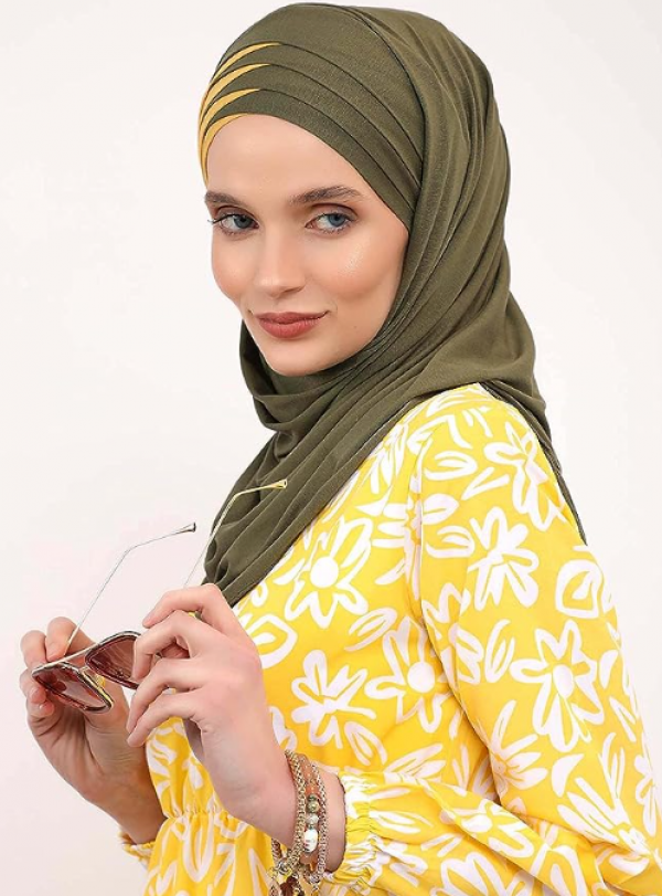 Hijab shawl dengan perpaduan dua warna yang elegan